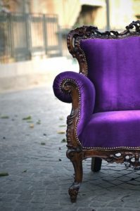Шикарное фиолетовое кресло