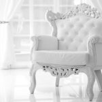Шикарное кресло в белом цвете