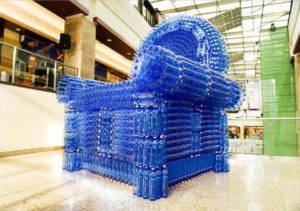Шикарное синие кресло из бутылок