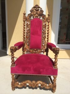 Шикарное старинное кресло на основе ореха