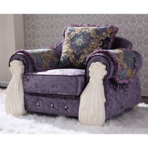 Широкое фиолетовое кресло с подушкой