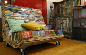 Широкое кресло, изготовленное из книг