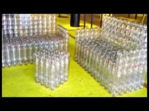 Широкое кресло на основе пластиковых бутылок