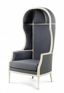Серое кресло с оригинальным дизайном