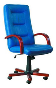 Синее кресло с деревянными подлокотниками