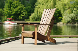 Современное кресло, изготовленное из лиственницы