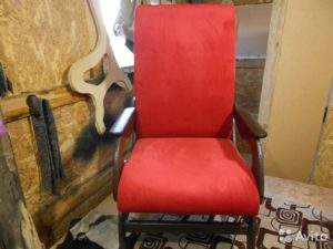 Современное кресло, оформленное в бордовом цвете