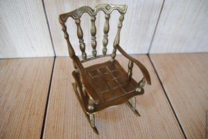 Современное кресло, созданное из бронзы