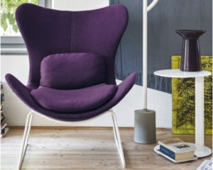 Современный дизайн кресла, оформленного в пурпурном цвете