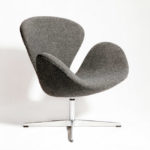 Современный дизайн серого кресла