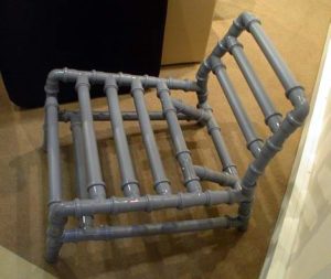 Созданное кресло из труб