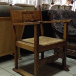 Старинное дубовое кресло для дома