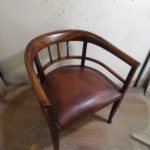 Старинное кресло, созданное на основе красного дерева