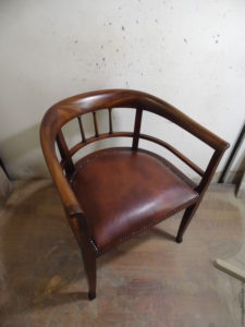Старинное кресло, созданное на основе красного дерева