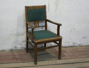 Старинное шикарное кресло на основе дуба