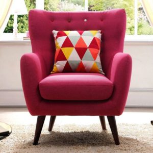 Стильное поп-арт кресло в розовом цвете