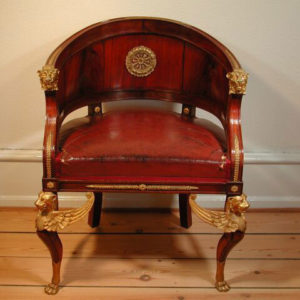 Стильное современное кресло на основе красного дерева