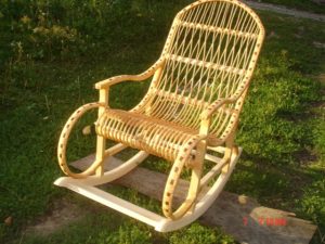Светлое лозовое кресло из лозы