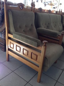 Темно-оливковое мягкое кресло для дома