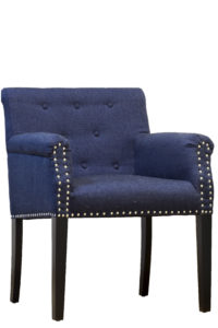 Темно-синее кресло в интерьере дома