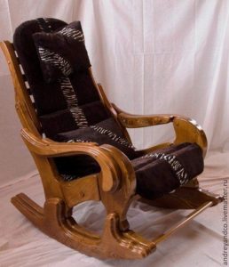 Удобное кресло, созданное из лиственницы