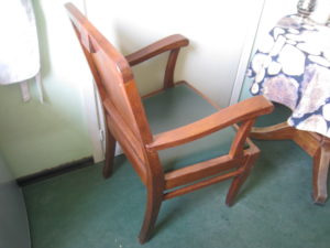 Удобное прочное кресло из сосны