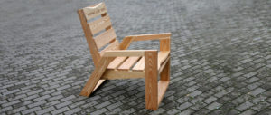 Уличное кресло, созданное из лиственницы