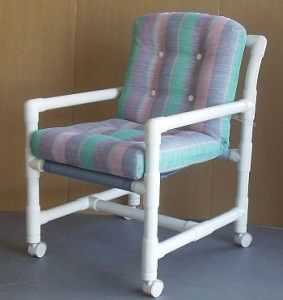Уличное кресло, созданное на основе пластиковых труб