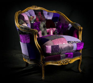 Винтажное кресло, созданное в фиолетовом цвете