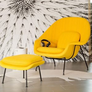 Ярко желтое кресло в нейтральном интерьере