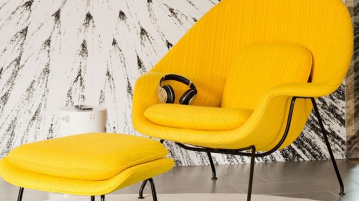 Ярко желтое кресло в нейтральном интерьере