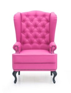 Яркое кресло в розовом цвете