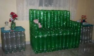 Яркое зеленое кресло, созданное из бутылок