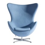 Яйцо-кресло, оформленное в голубом цвете