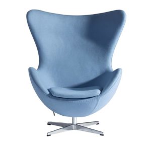 Яйцо-кресло, оформленное в голубом цвете