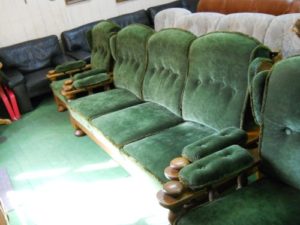 Зеленые удобные велюровые кресла