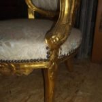 Золотое кресло для шикарного стиля интерьера