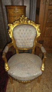 Золотое кресло в дворцовом стиле