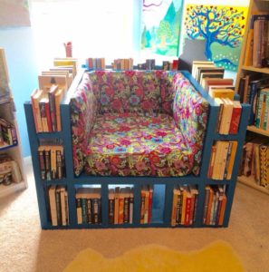 кресла из книг