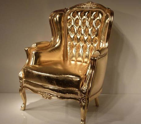 Роскошное золотое кресло