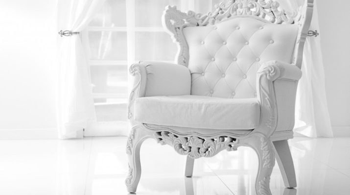 Шикарное кресло в белом цвете