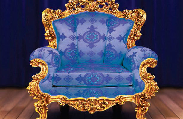 Шикарный внешний вид дорогого кресла в синем цвете