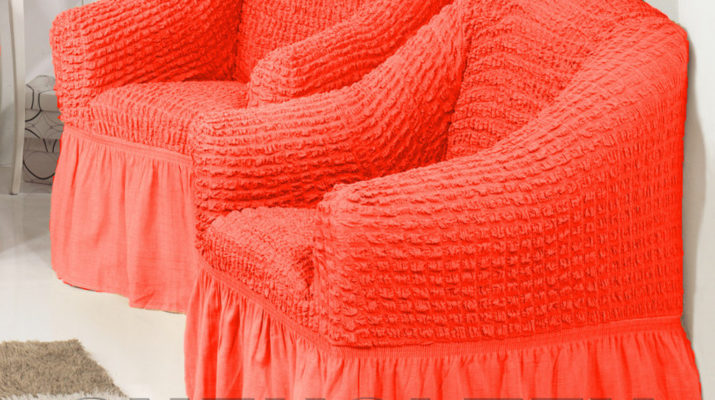 Удобные мягкие кресла, оформленные в коралловом цвете