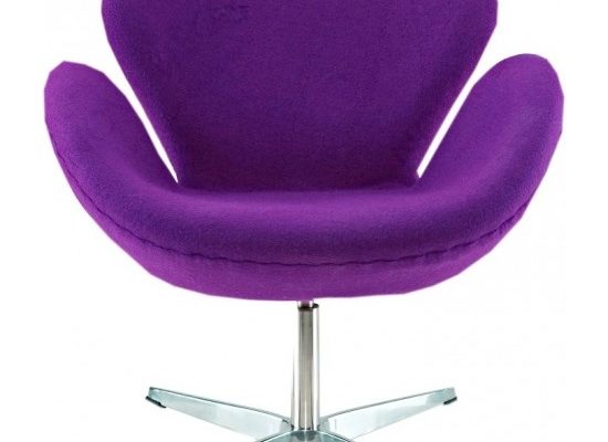 Яркое кресло фиолетового цвета