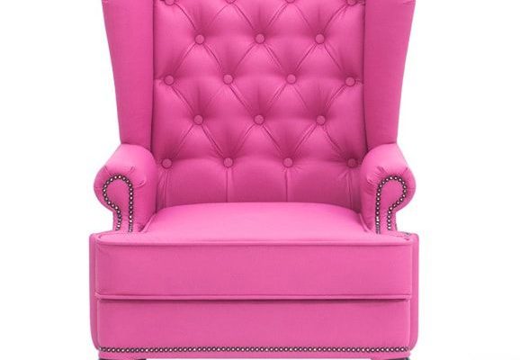 Яркое кресло в розовом цвете